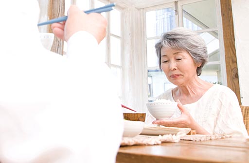 食事がすすまない老夫婦