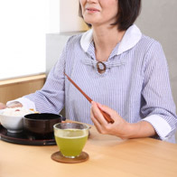 口の中に食べ物が残る