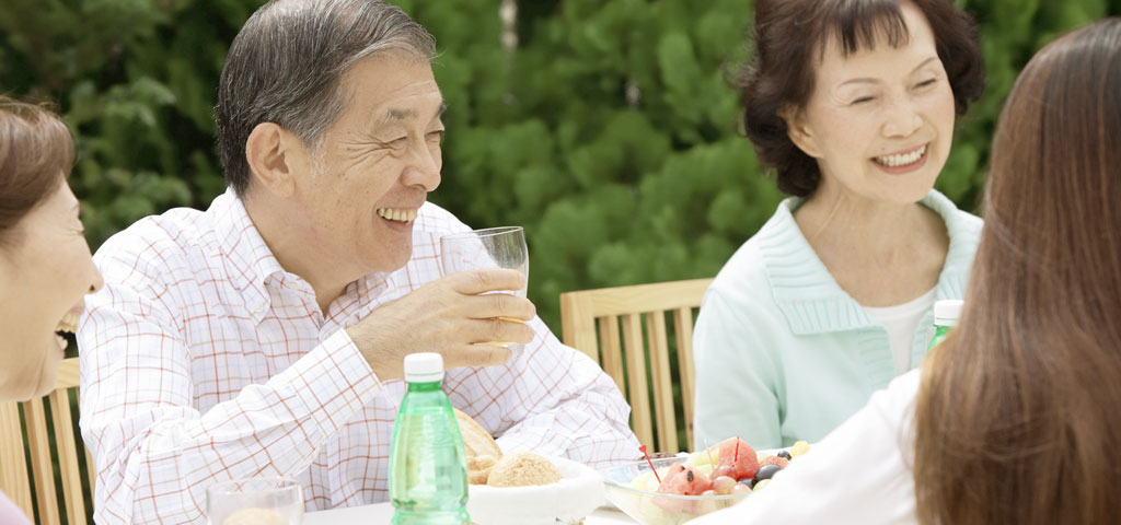 楽しそうに食事する老人