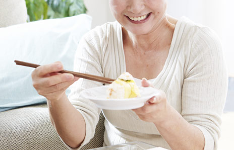 食事するお年寄り